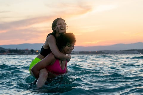 Las nadadoras the swimmers l to r nathalie issa as yusra mardini, manal issa as sara mardini in the swimmers cr laura radfordnetflix © 2022