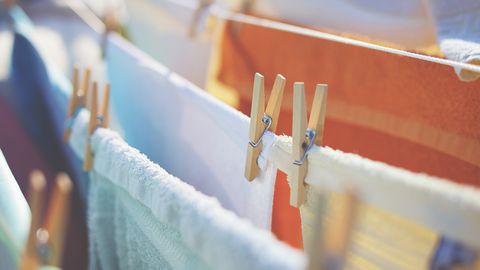 handdoeken hangen te drogen aan waslijn