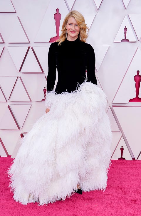 laura dern en la alfombra roja de los oscar 2021