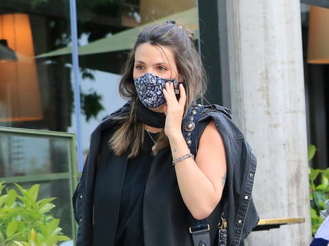 laura matamoros en una imagen hablando por teléfono por la calle