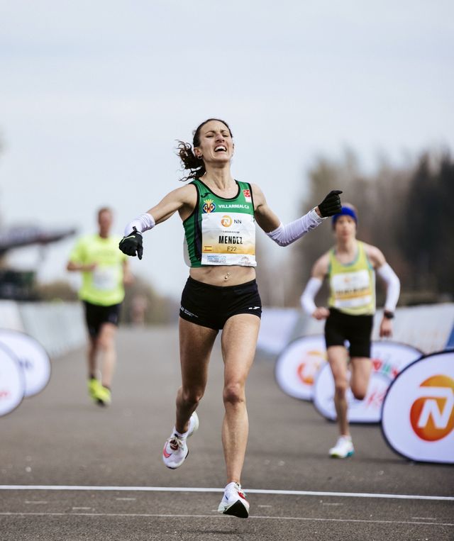 laura méndez entra en meta en el mission marathon de twente, donde logró la mínima olímpica