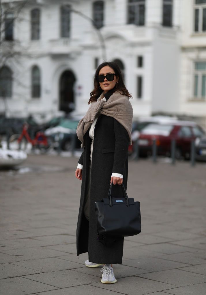 Abrigo negro: ideas para llevar esta prenda