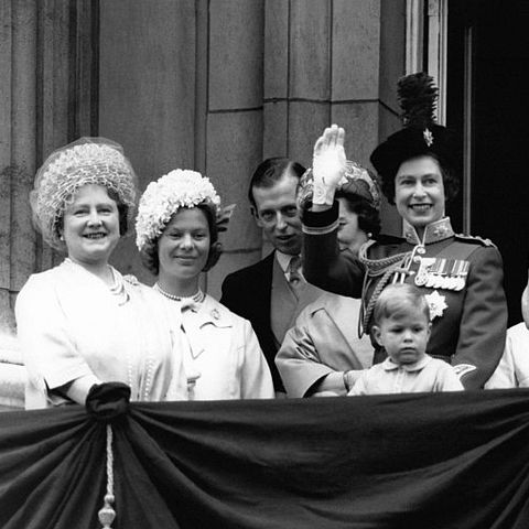 la famille royale au balcon de buckingham pour 'trooping the colour'