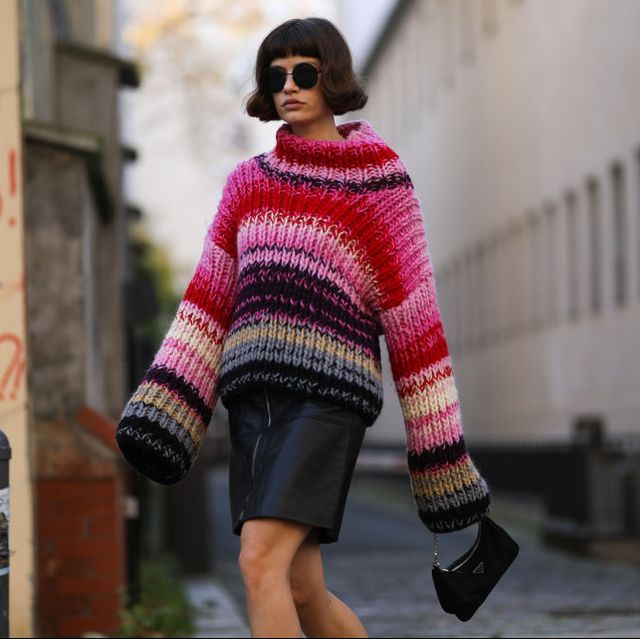 een vrouw in een wollen trui op straat in berlijn