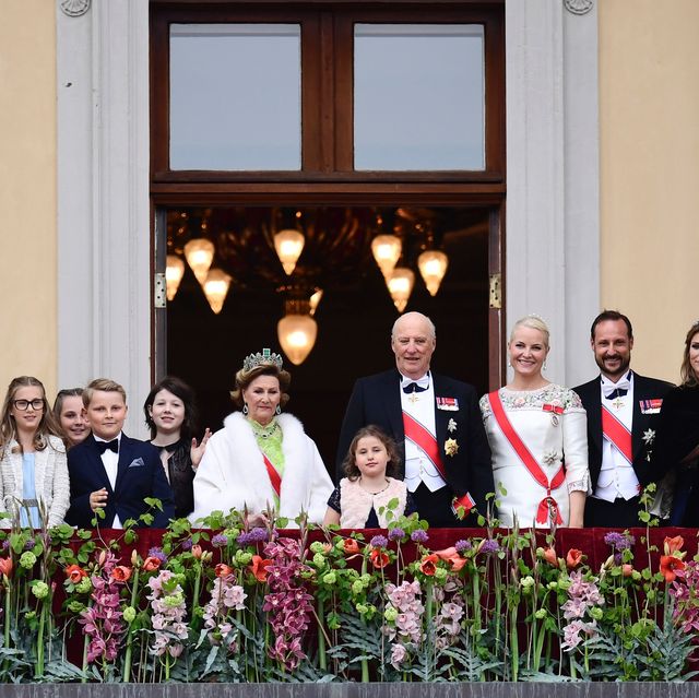 ノルウェー王室一家 3世代揃った家族写真を公開