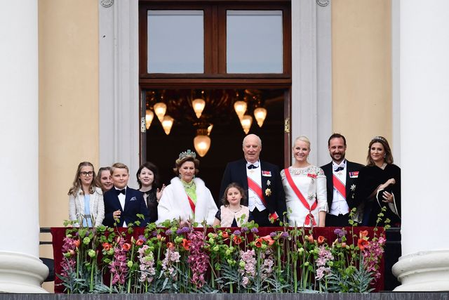 ノルウェー王室一家、3世代揃った家族写真を公開