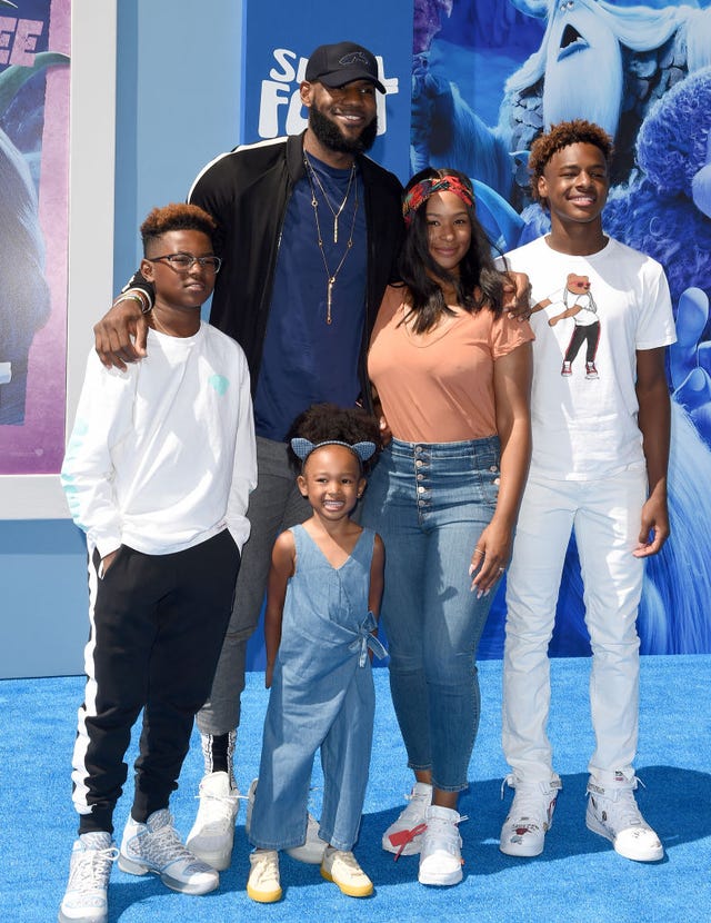 lebron james e la moglie savannah brinson con i figli