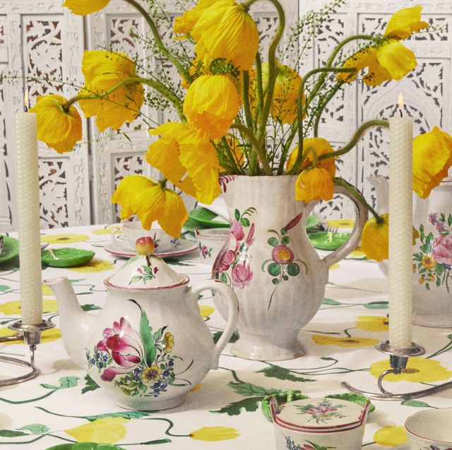 Yellow, Cut flowers, Tableware, Flower, Plant, Table, Wildflower, Tablecloth, Centrepiece, Ceramic, 