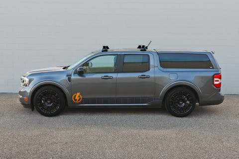 la camioneta ford maverick de leer group es una verdadera camioneta de trabajo diseñada tanto para aficionados como para profesionales que se enorgullecen de poder hacer cualquier cosa, en cualquier lugar la estación de energía expandible, la caja de herramientas y el portaequipajes de maverick refuerzan las ya amplias opciones de almacenamiento de maverick investigación ford e ingeniería avanzada paneles solares conectado a puertos de carga externos aseguran que los conductores siempre tengan múltiples formas de alimentar sus herramientas foto a través del grupo de lectura