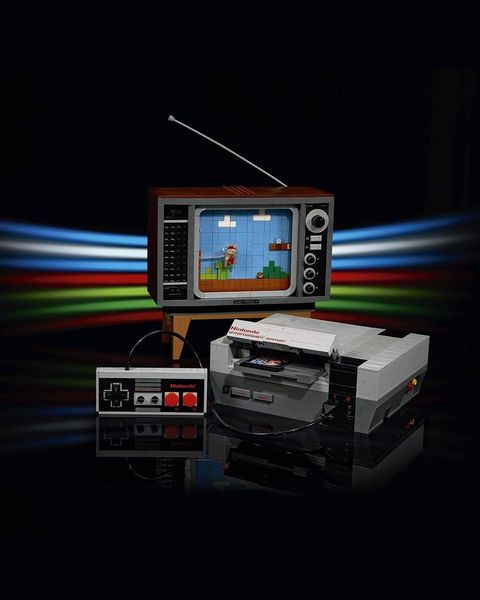 今年三月，樂高甫推出「樂高超級瑪利歐」，本月再度與任天堂合作，還原任天堂1980年代經典主機，推出「樂高版任天堂復古遊戲機 nintendo entertainment system™」！