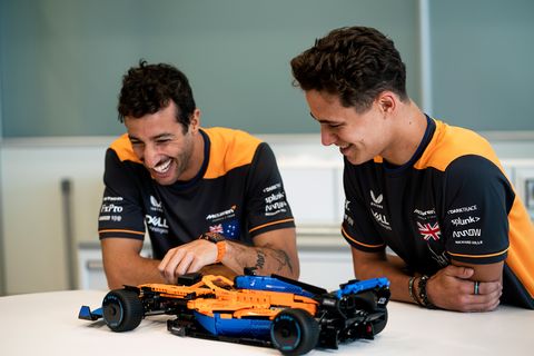los pilotos de fórmula 1 daniel ricciardo y lando norris juegan con el coche lego technic mclaren f1