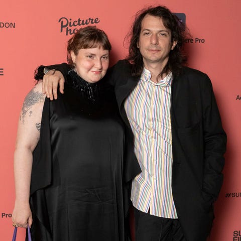 交際1年未満のスピード婚 レナ ダナムがミュージシャンの恋人と極秘挙式 カルチャー Elle エル デジタル 交際1年未満のスピード婚 レナ ダナムがミュージシャンの恋人と極秘挙式 カルチャー Elle エル デジタル