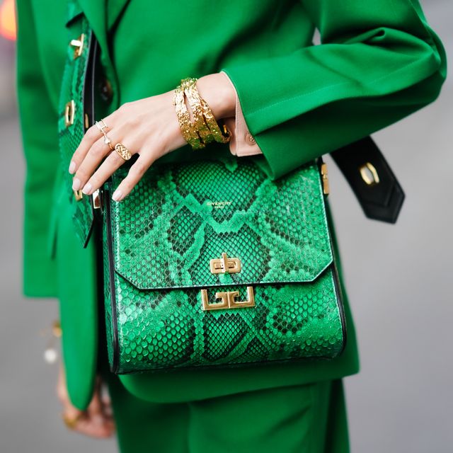 street style foto uit oktober 2019 in parijs van leonie hanne met een leren groene tas en gouden armbanden