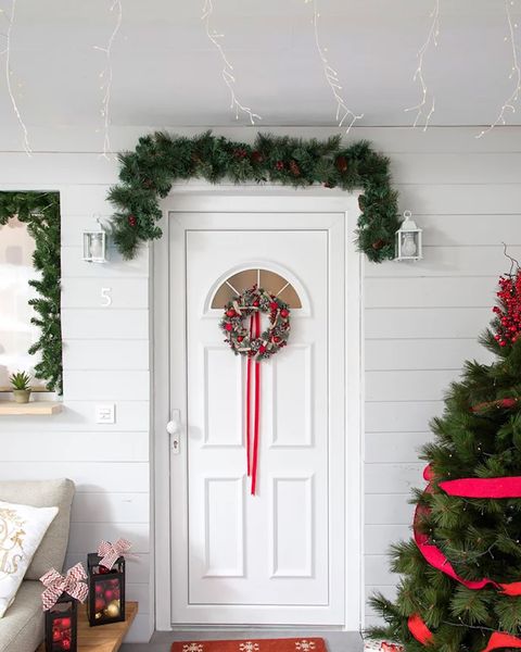 55 ideas con mucho estilo para decorar la puerta en Navidad