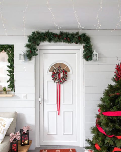 55 ideas con mucho estilo para decorar la puerta en Navidad 55 ideas con mucho estilo para decorar la puerta en Navidad
