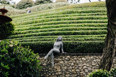 les-jardins-detretat-etretat-normandia-etretat-garden-escultura-mujer-1562326175.jpg