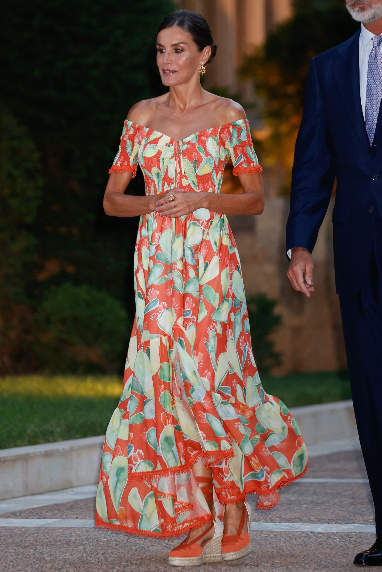Letizia causa sensación con este vestido naranja