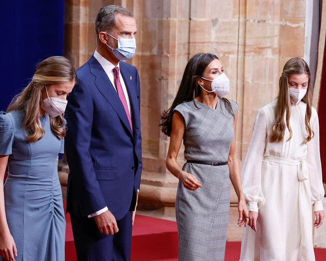 los reyes junto a sus hijas, la princesa leonor y la infanta sofía en as audiencias con los premiados en los premios príncipe de asturias 2021