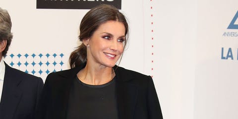 Reina Letizia Analizamos el look de la reina Letizia en la fiesta por el 20 aniversario de La Razón.
