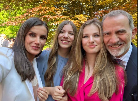 los reyes comparten su 'selfie' en familia tras la graduación de la princesa leonor