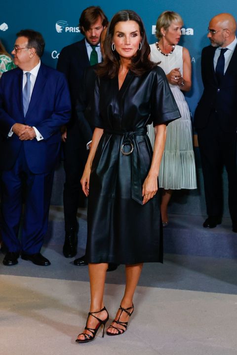 Sfera replica por 39 € el vestido efecto piel de la reina Letizia