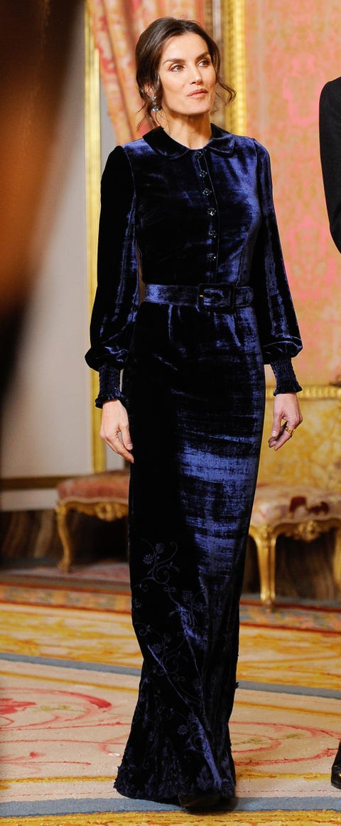 Letizia recupera un diseño de terciopelo azul de Felipe Varela