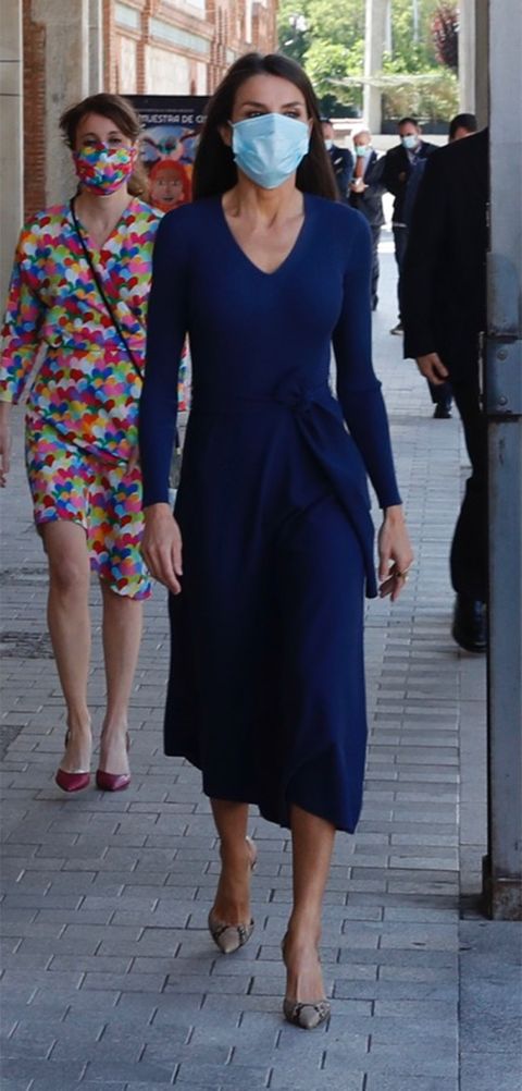 disculpa Ejecutante Ahuyentar La reina Letizia estrena un vestido de punto de Massimo Dutti