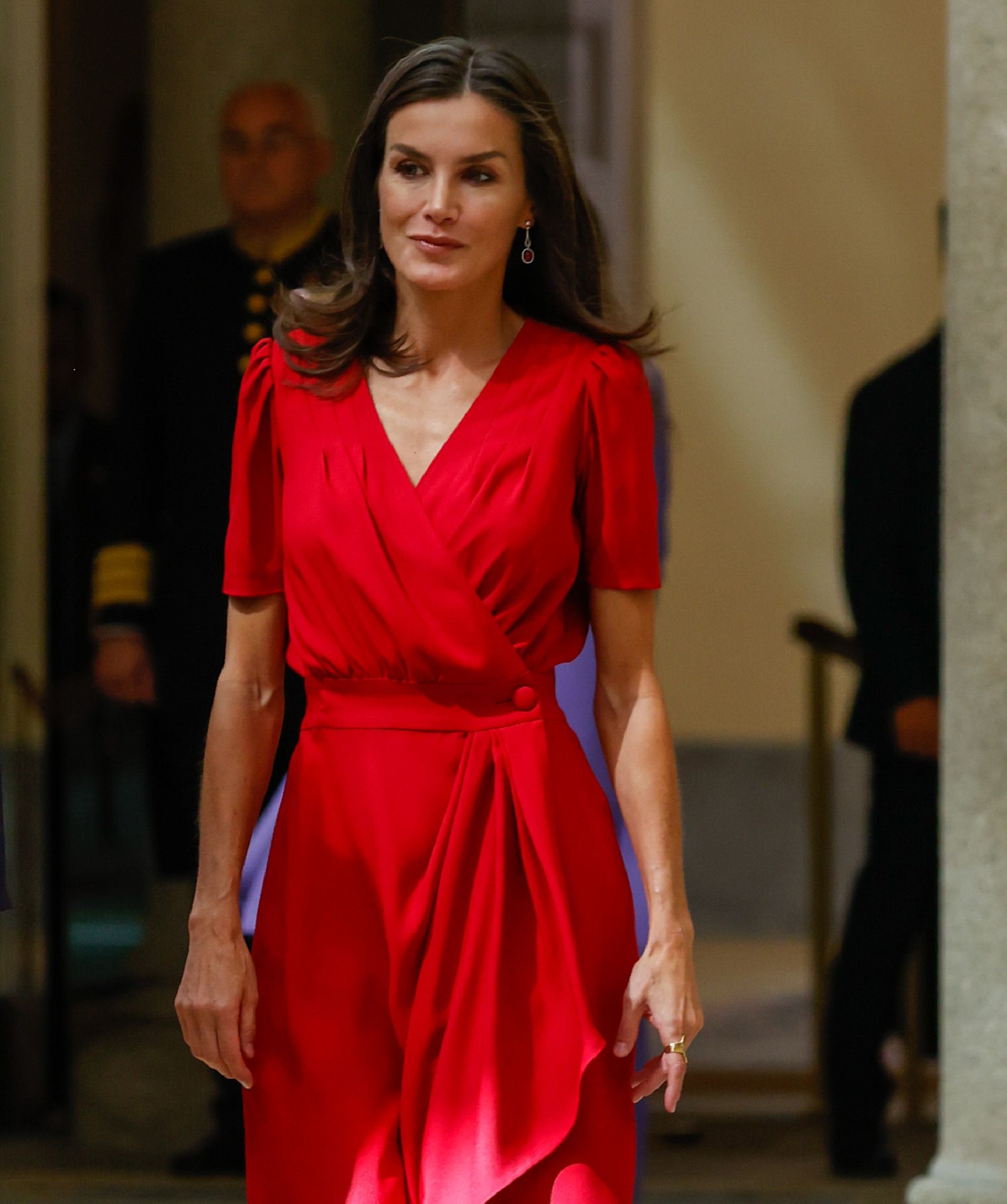 La reina Letizia recupera su vestido rojo de firma sevillana