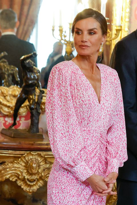la reina letizia estrena vestido rosa de lady pipa en la recepción por el premio cervantes 2023