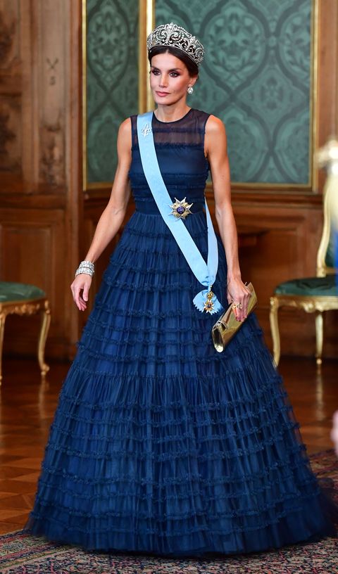 La reina Letizia le copia el vestido a Victoria de