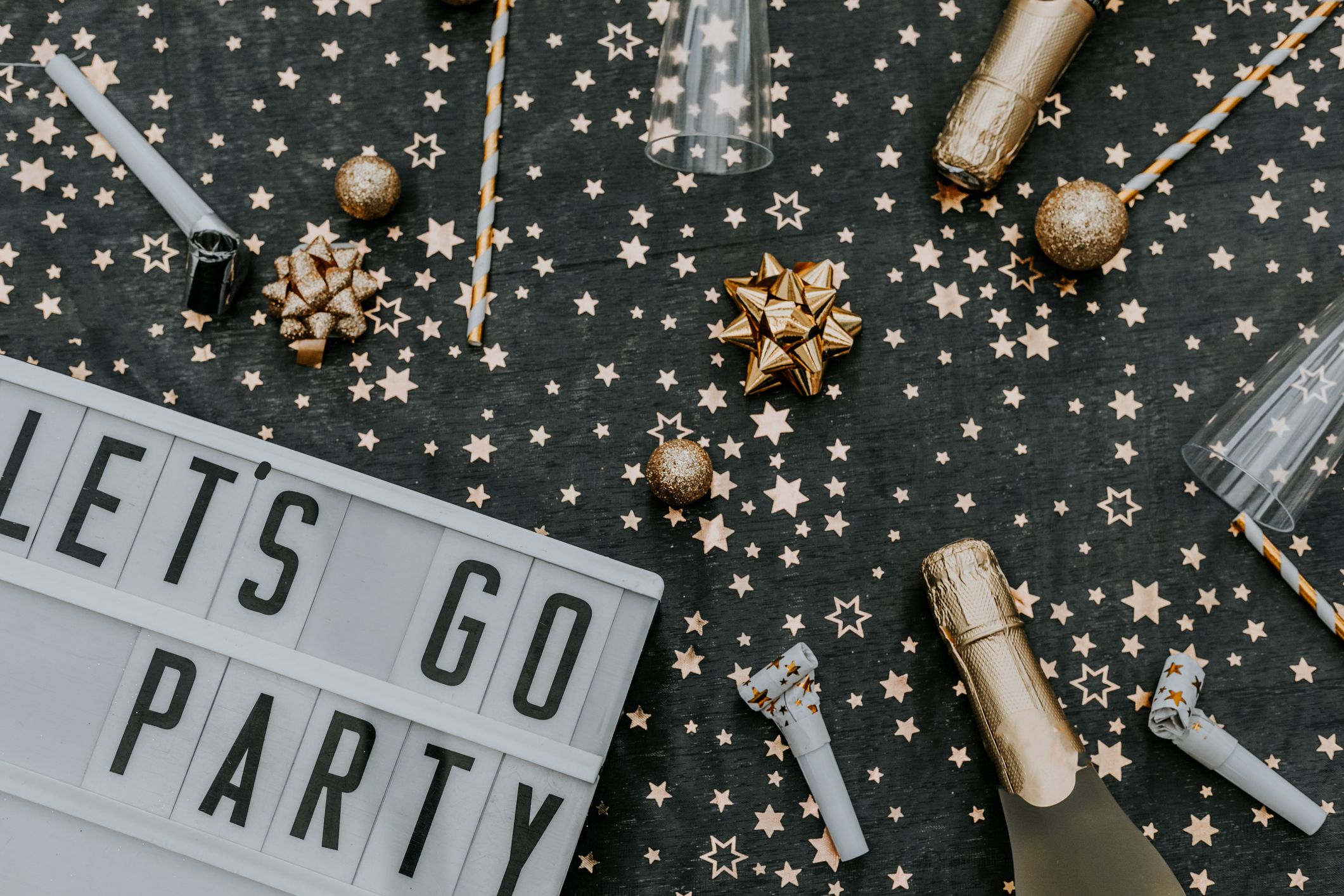 26 Best New Year's Eve Decorations for 2023