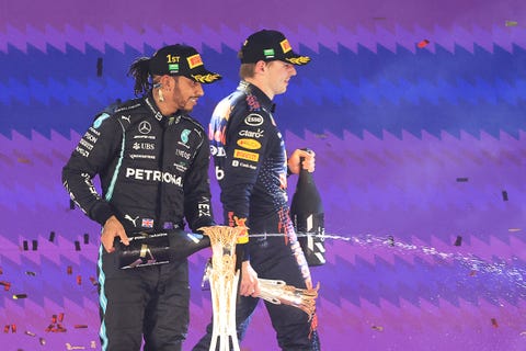  die Formel-1-Fahrer Lewis Hamilton und Max Verstappen lächeln während der Podiumsverleihung nach einem Grand Prix