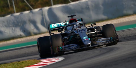 Lewis Hamilton manejando el mercedes F1 en barcelona 2020