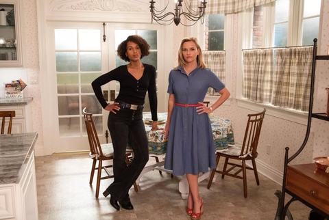 kerry washington and reese witherspoon play mia warren and elena richardson in hulu's explosive little fires everywhere