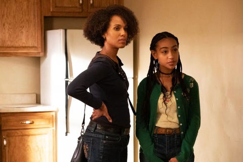 kerry washington and lexi underwood star as mia and pearl warren in hulu's little fires everywhere