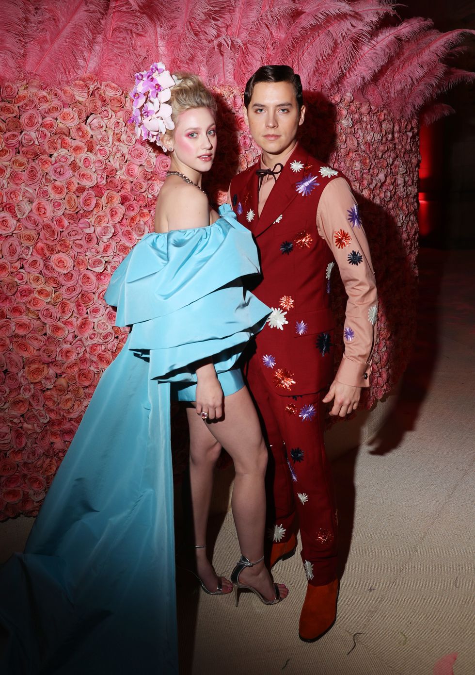 https://hips.hearstapps.com/hmg-prod.s3.amazonaws.com/images/lili-reinhart-and-cole-sprouse-attend-the-2019-met-gala-news-photo-1590436381.jpg?resize=980:*