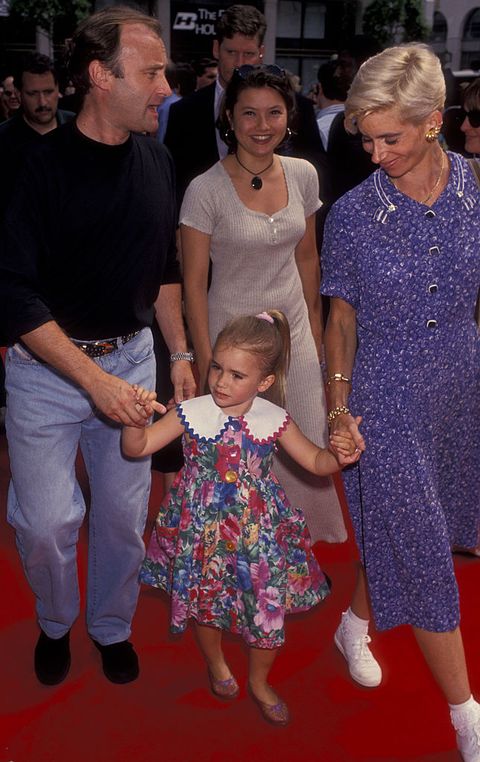 lily collins de pequeña en un evento con sus padres