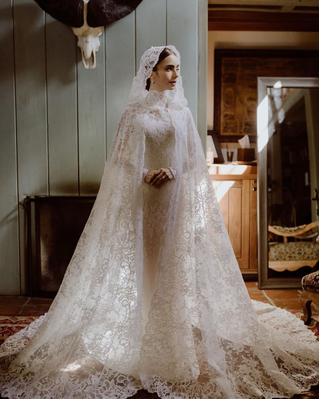 Lily Collins muestra su impresionante vestido de novia con velo