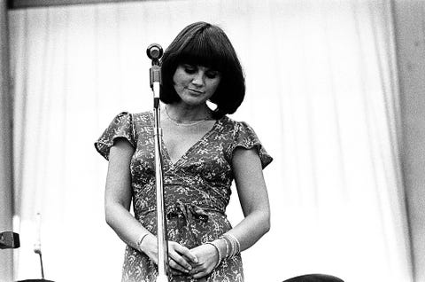 Linda Ronstadt Performs Live