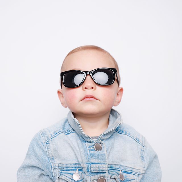 niño pequeño con gafas de sol