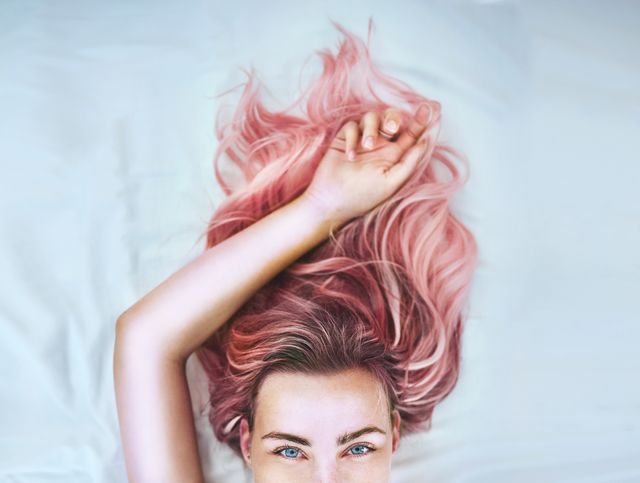 mujer pelo rosa