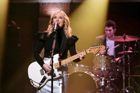 phair performs on ﻿late night with seth meyers in november 2019