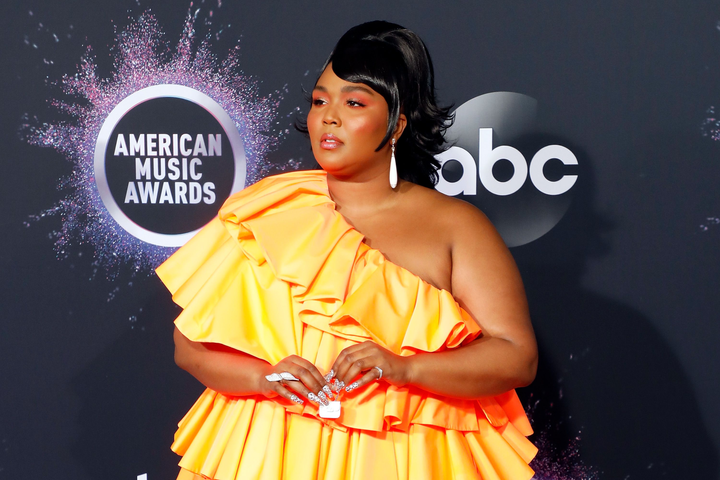 From Blonde Brows To The Chocolate Manicure: Lizzo’s Best Beauty Looks