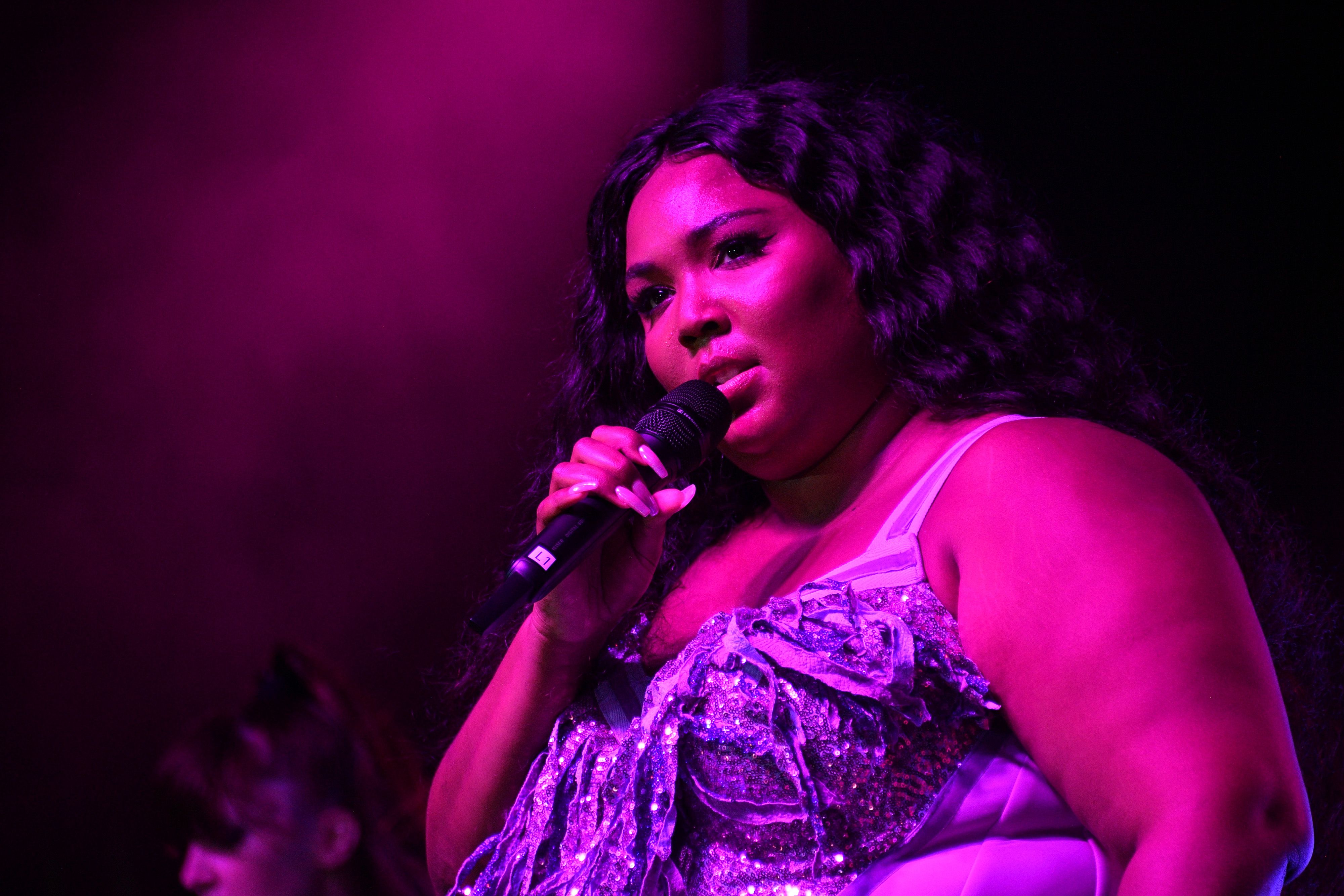 Lizzo Showed Her Thong at a Lakers Game, and She's Not Sorry About It ...