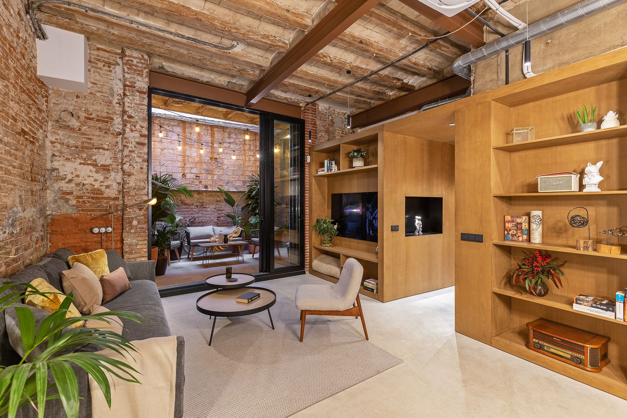 Un loft industrial con patio y paredes de ladrillo visto