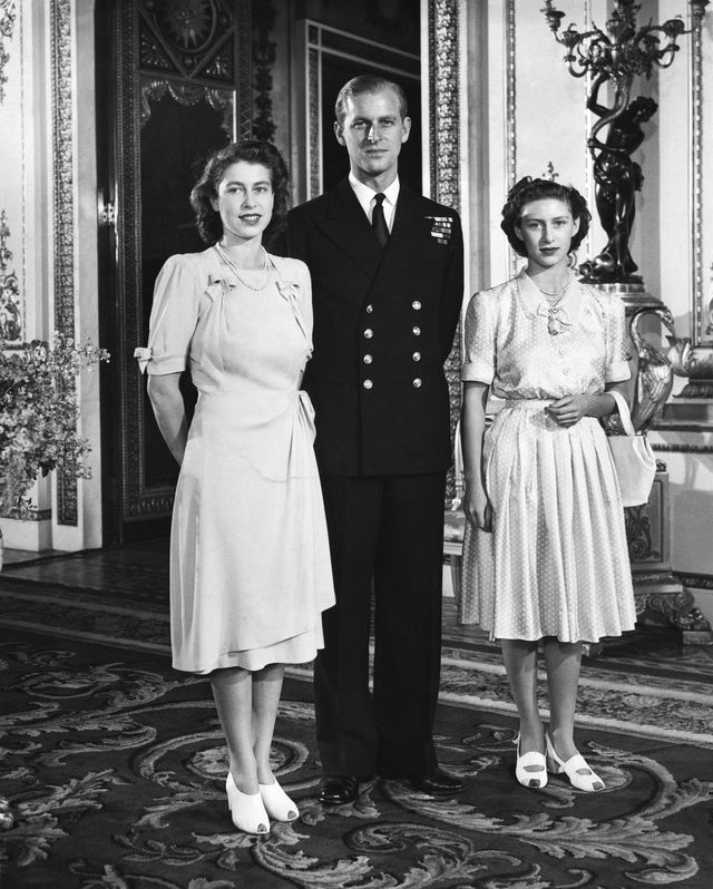 Lontoo, Buckinghamin palatsi, Prinsessa Elizabeth, luutnantti Philip Mountbatten ja prinsessa Margaret vuonna 1947