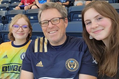 long distance dad jeff bogle an his daughters out supporting the philadelphia union