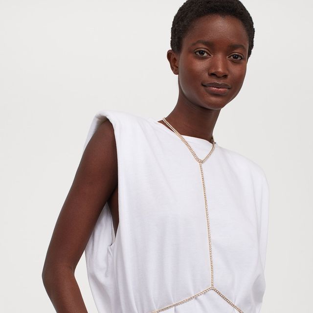 Respectivamente valor pavo Look de fiesta con camiseta blanca con este accesorio de H&M