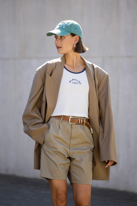 looks minimalistas para volver a la oficina bermudas, gorra beisbol