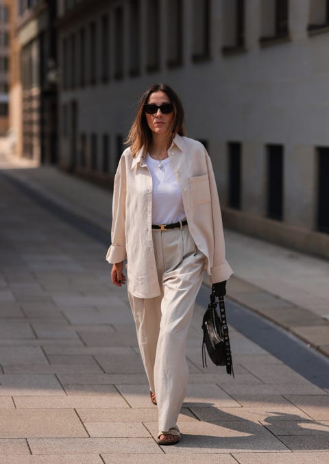 looks minimalistas para volver a la oficina camisa beige,  pantalón chino beige, tank top